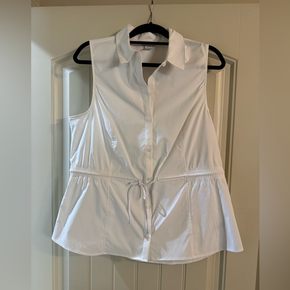 Athleta sleeveless blouse with a cinch waste.  In excellent new condition.